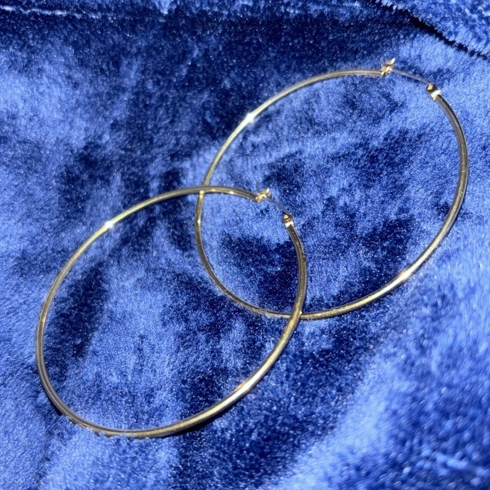 Vintage style Gold tone fashion hoop earrings - Picture 4 of 7